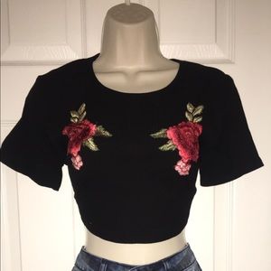 Embroidered crop top 🌸